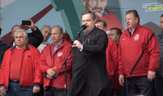 Власти Алтая запустили в небо вертолет с митрополитом и иконами для борьбы с пожарами