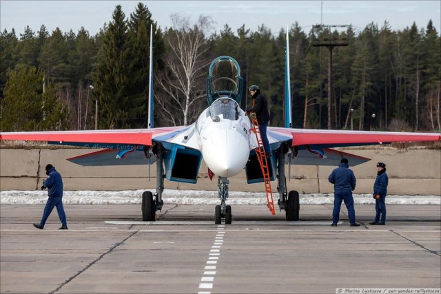 Тренировки "Русских витязей" на новых Су-35С в Кубинке