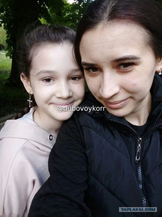 Убитая горем мать показывает погибшую от снарядов ВСУ 10-летнюю дочь