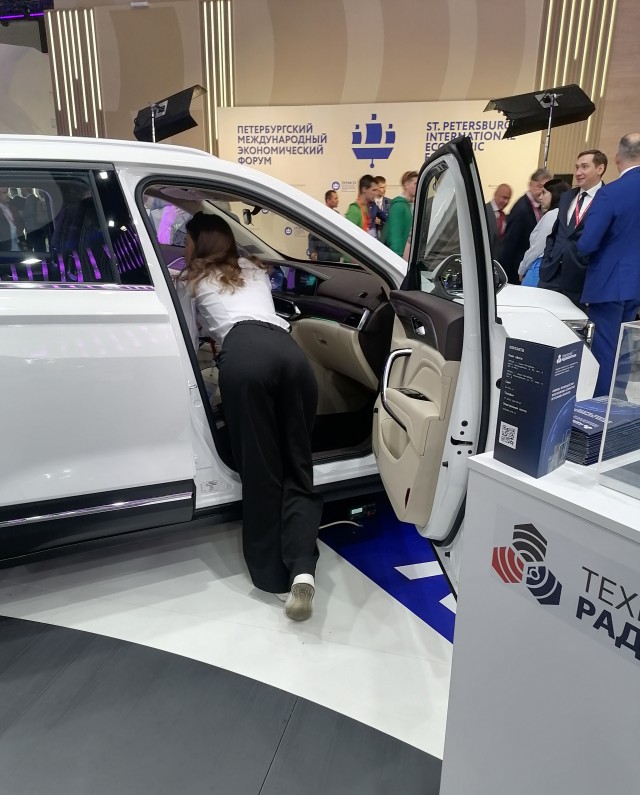 АвтоВАЗ показал на ПМЭФ свой новый кроссовер Lada X-Cross 5