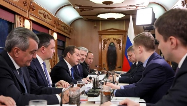 Проводница по пути в Москву вынудила пассажира купить сувенирную продукцию РЖД взамен на разрешение курить в поезде