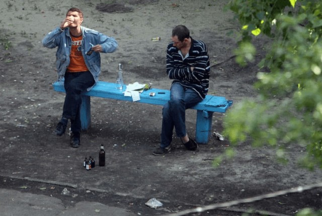 Где алкоголики берут деньги на спиртное?