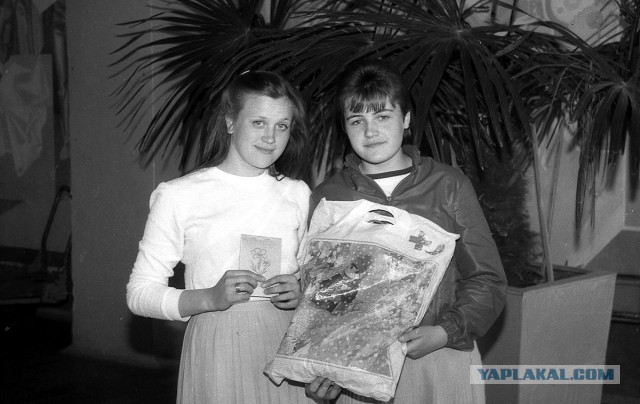 Джинсы, прокладки и колбаса: за чем охотились советские женщины