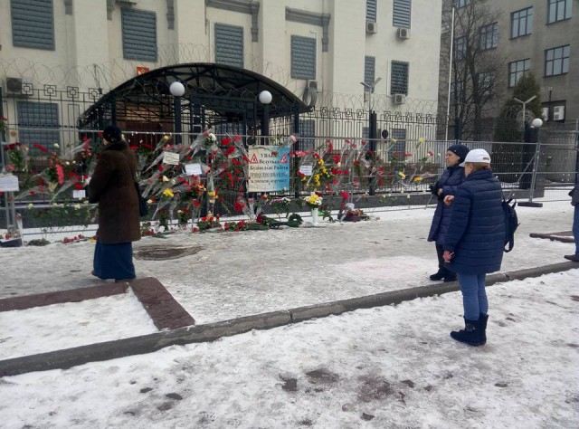 Киевляне несут цветы к посольству России после катастрофы Ту-154
