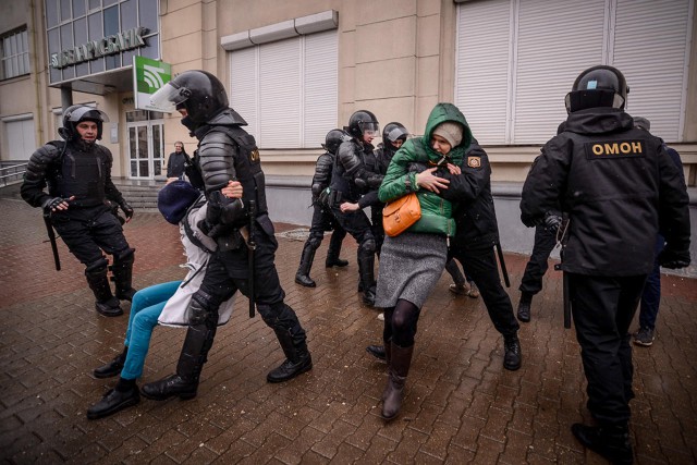 ОМОН Белоруссии пытается предотвратить несанкционированные протесты в Минске