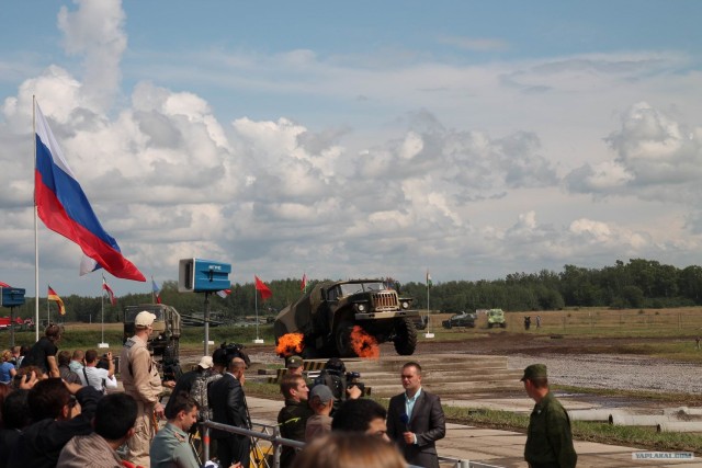 Танки плавали и прыгали на шоу