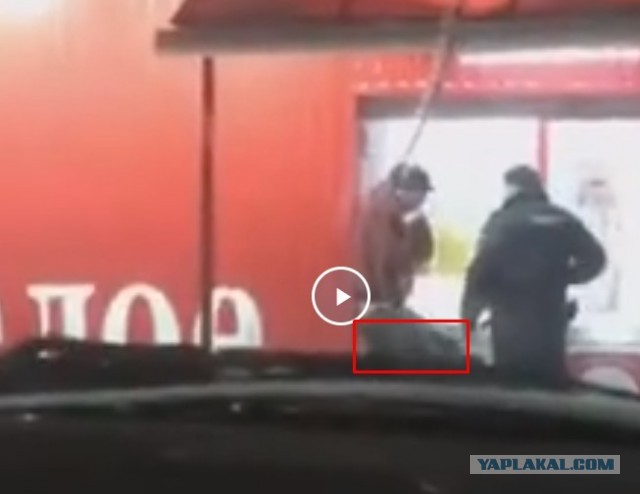 В Челябинске охрана пробила голову человеку, который хотел погреться в магазине.