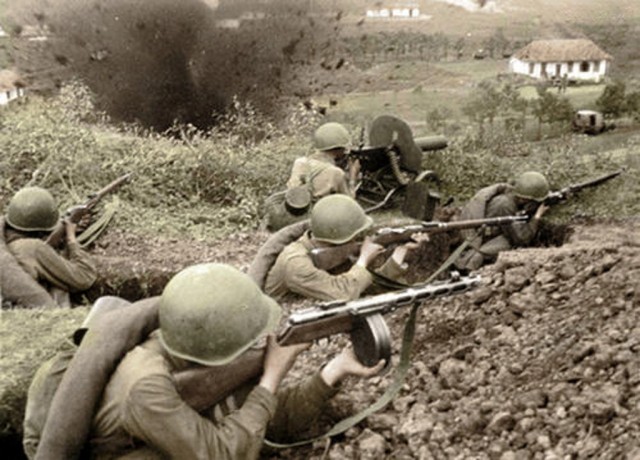 Фотографии связанных с историей Красной и Советской Армии.