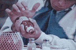 Кто-нибудь, скажите ей, что можно просто перевернуть бутылку и... немного подождать