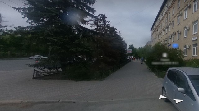 В Челябинске девушка засмотрелась в телефон и попала под фургон, который двигался задним ходом