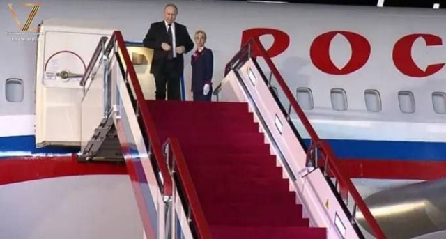 Путин вылетел на Аляску, пишет Bloomberg