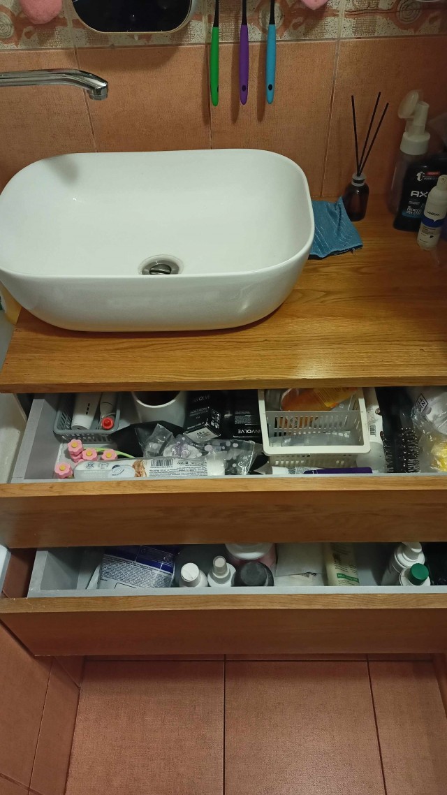 Вот Вы видите связь между шаровой опорой, водонагревателем и тумбой под раковину?