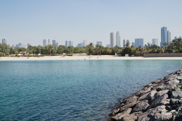 Тем временем в Дубае на пляже