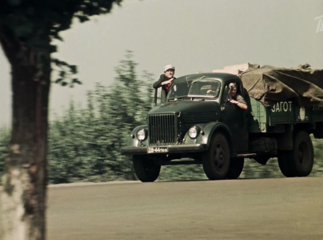 Киев и советский автотрафик 1962 года в фильме "Королева бензоколонки"