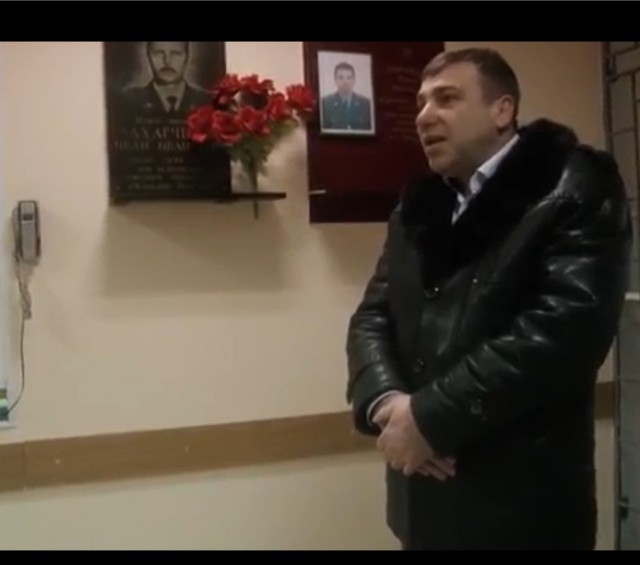 Съемка в отделении полиции - прямо на рожон лезет