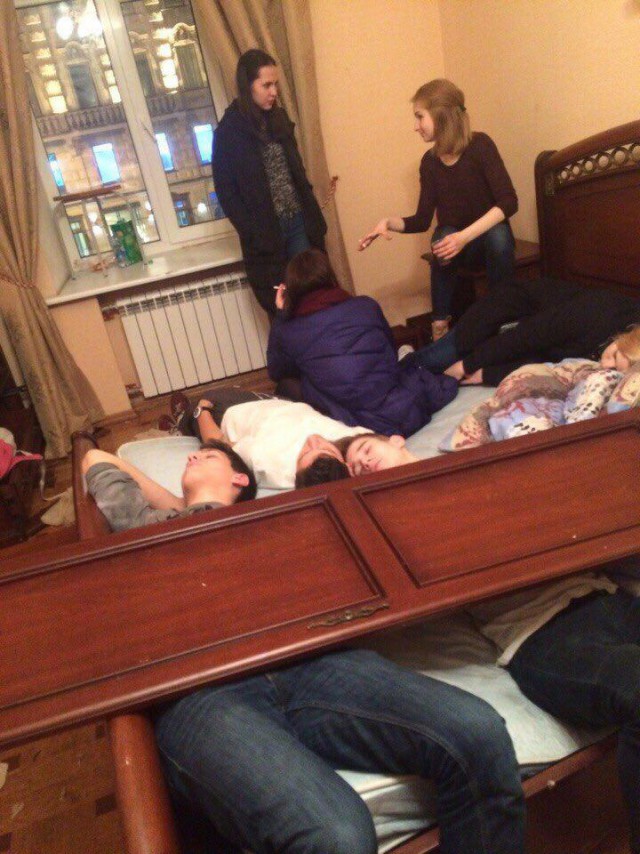 Молодежь отрывается как может. И это у нее получается