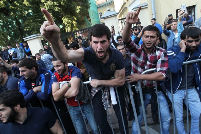 Польские мужчины штурмуют магазин и атакуют мусульман за приставание к женщине, Краков, Польша
