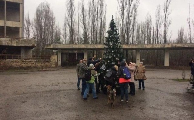 В Припяти впервые с 1985 года поставили новогоднюю елку.