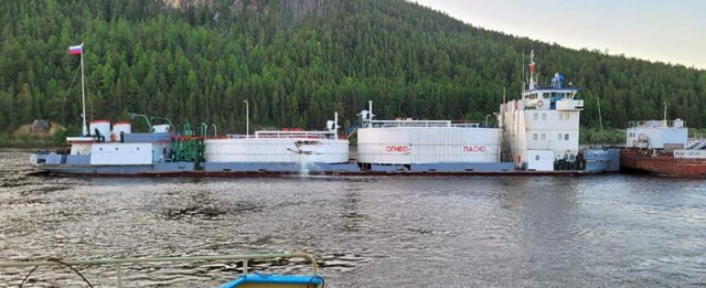 На реке Лена столкнулись два танкера