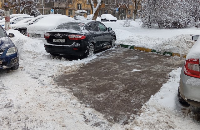 Где лопаты? В середине января неожиданно выпал снег, водятлы были не готовы