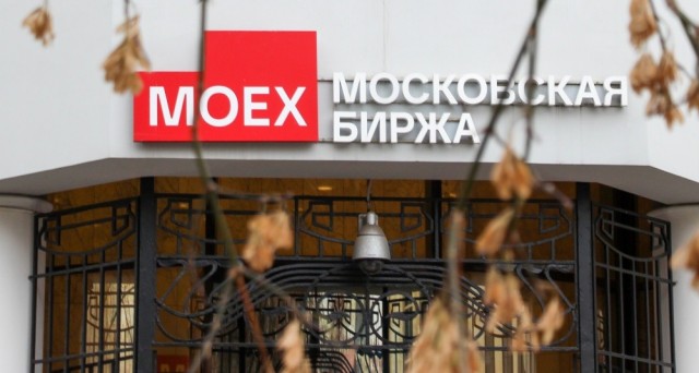 Доллар вернулся на Мосбиржу: что это означает и повлияет ли на спрос