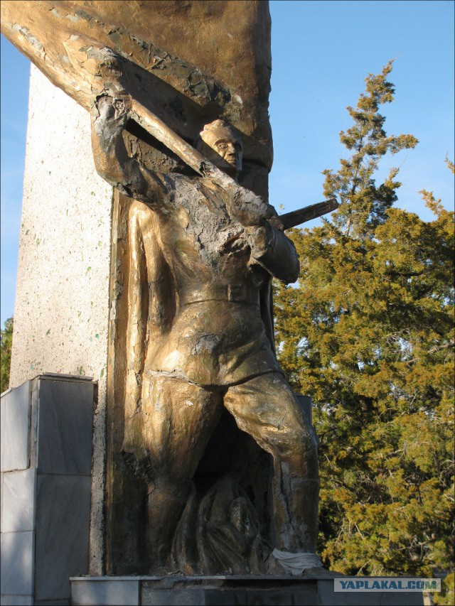 В Узбекистане снесли памятник погибшим в ВОВ