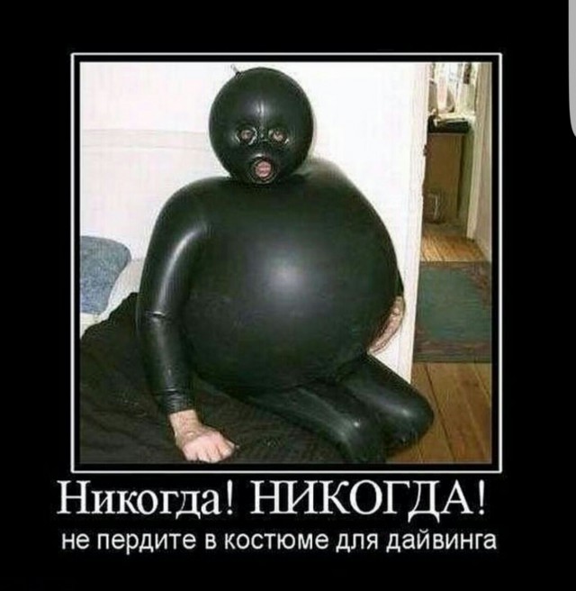 В Мексике гигантская окровавленная акула прорвалась в клетку с дайвером