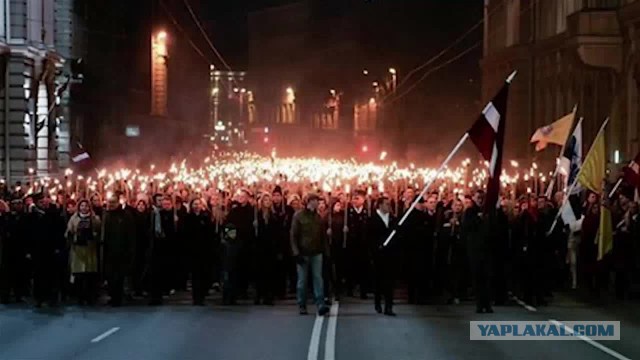 Тысячи украинских националистов прошли по Киеву с факелами.
