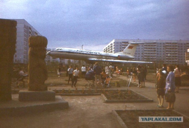 Самолет во дворе