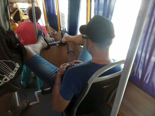 Когда пидар едет после бурной ночи от своего парня