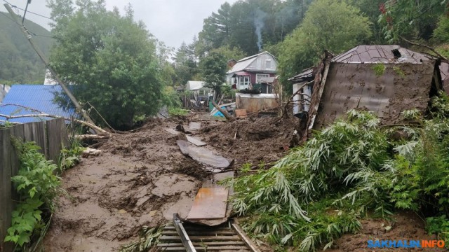 Жители Дальнего Востока сейчас спасаются от тайфуна "Джеби"