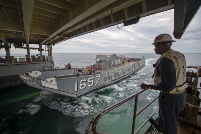 Большой десантный корабль ВМС США идет в Черное море