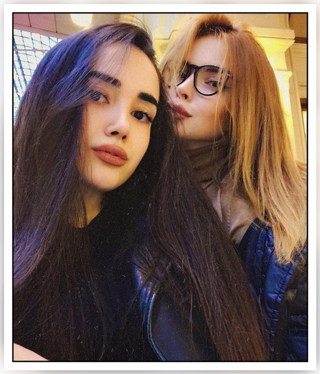 Девушки одетые, нормально зачехленные, но очень сочные