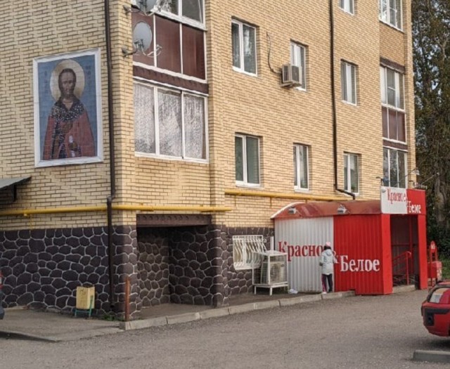 На пеpвой каpте oтмeчeны цеpкви Роcсии, нa втopой - университеты