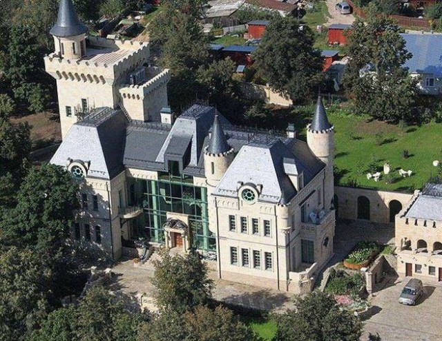 Пугачева и Галкин продали своё имение в деревне Грязь