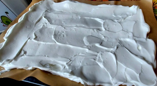 Меренговый рулет с вишней и орехами