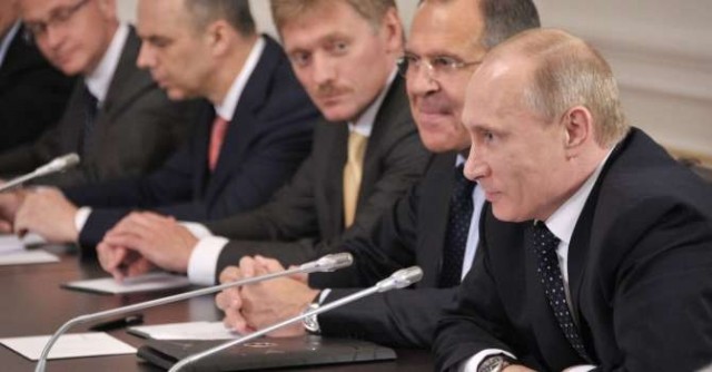 В Омске на рекламные баннеры службы по контракту клеят наклейки с новыми цифрами обещанных выплат