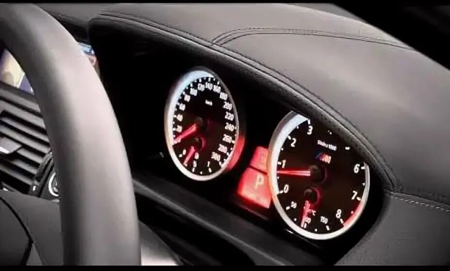 На волосок от жизни: у парня на BMW резко выключился свет на скорости 300 км/ч