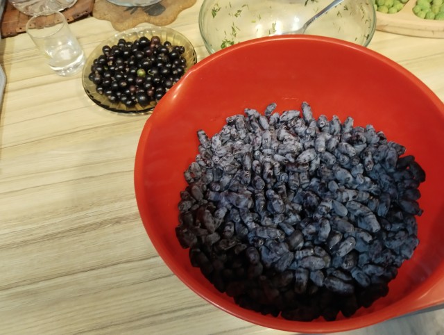 Жимолость...