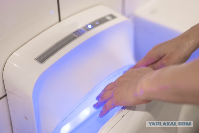 Ученый рассказала, как нельзя сушить руки в общественных туалетах