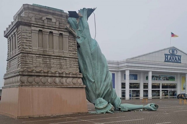 Статуя свободы рухнула на парковку от сильного ветра