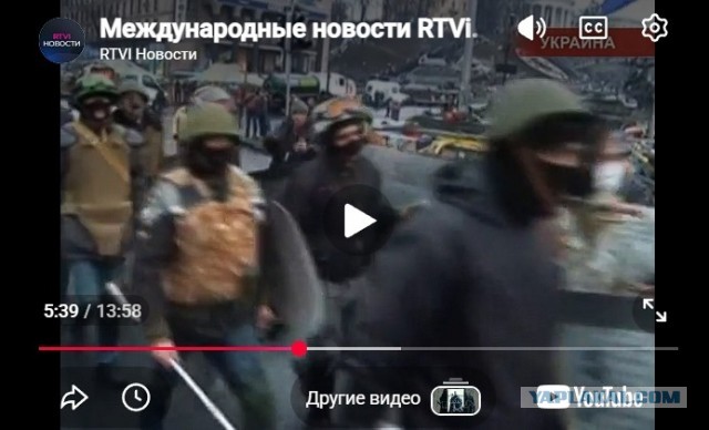 В Киеве на месте недавно снесённого памятника Булгакову молодой человек начал читать его книги вслух на русском языке.