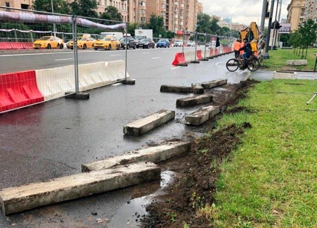 В Москве после дождя будут менять мокрые бордюры на сухие из новой коллекции