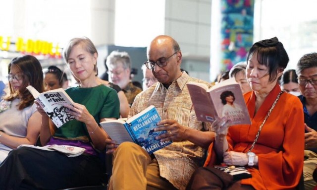 В Сингапуре начнут платить жителям за чтение книг