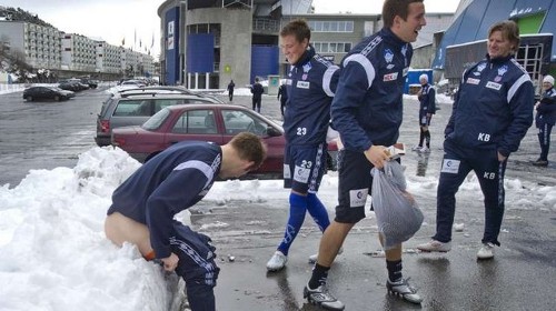 Наказание - голой жопой в сугроб!