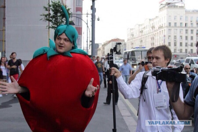 Военком подловил соратника Навального у подъезда:)