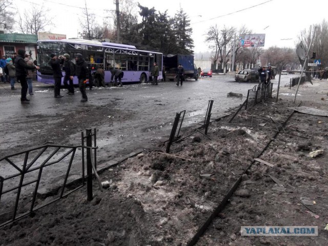 В Донецке снаряд попал в трамвайную остановку