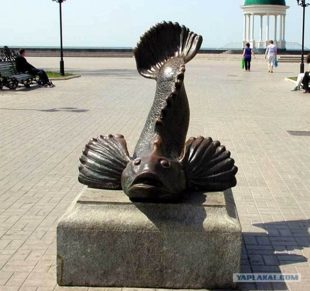 Какие части на бронзовых статуях трут на счастье?