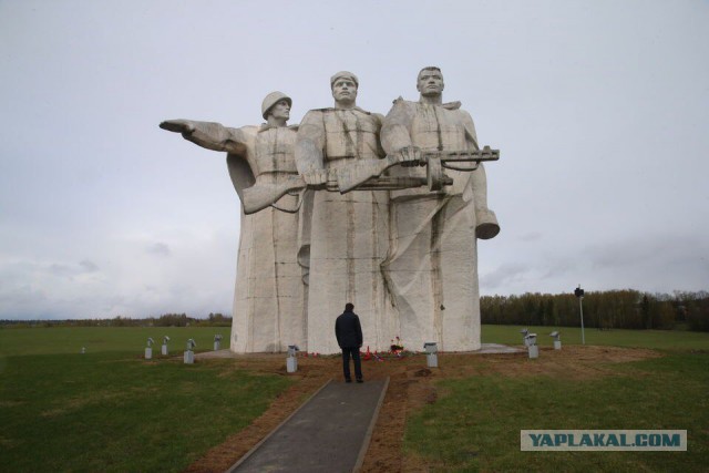 Памятник Неизвестному Солдату в Таллине 9-ого Мая.