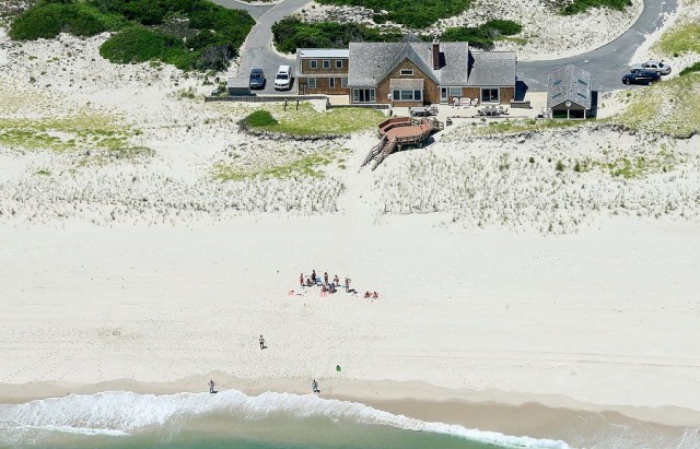 Потому что может. Губернатора Нью-Джерси обвинили в отдыхе на пляже, который он сам закрыл для местных жителей